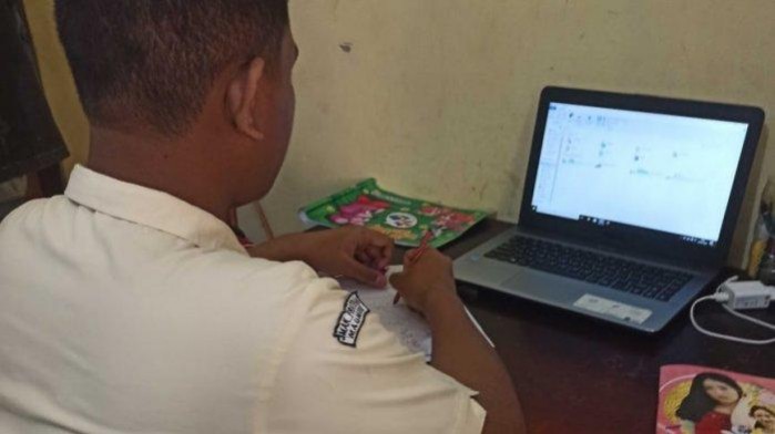 Di SMATER, Siswa Belajar Online dari Rumah Harus Pakai Seragam Setiap Hari