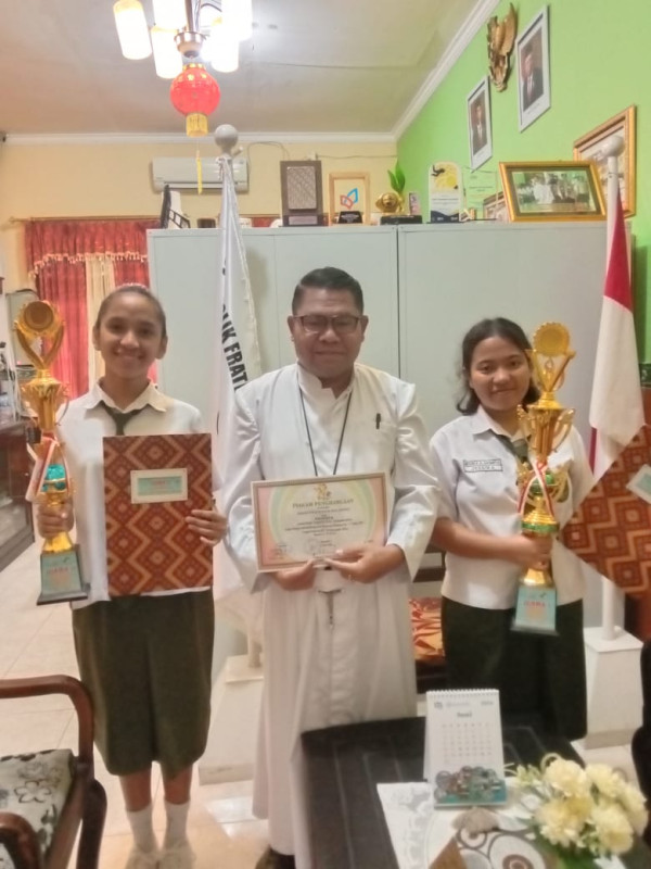 DUA SRIKANDI SMATER, JUARA LOMBA PIDATO PADA HUT KOPERASI KE 77