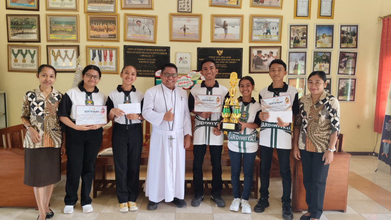 TIM DEBAT SMATER RAIH JUARAI I LOMBA DEBAT BAHASA INDONESIA DALAM RANGKA PEKAN AKADEMIK  DI KAMPUS IFTK LEDALERO-MAUMERE